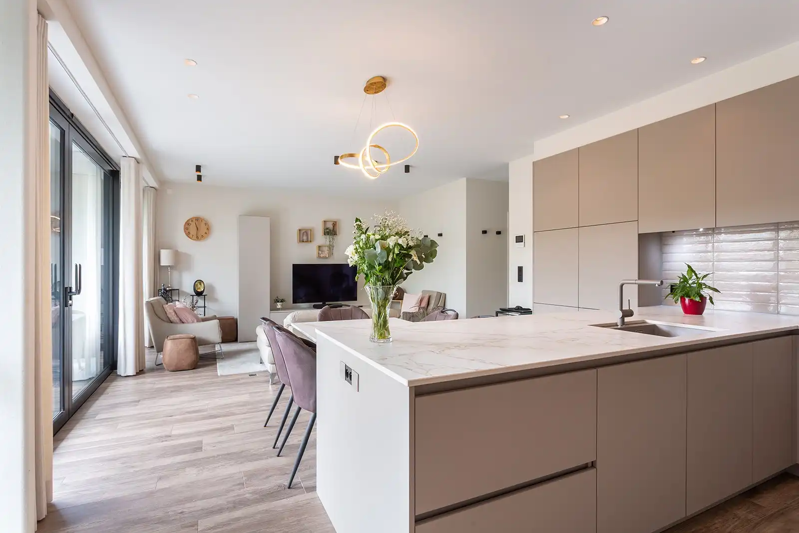 Stijlvol nieuwbouwappartement in idyllisch binnengebied foto 16