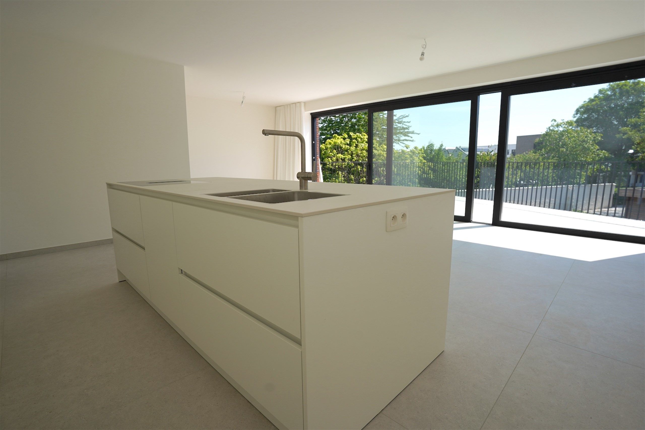 Nieuwbouwappartement ('25) met groot terras en eigen Carport foto 9