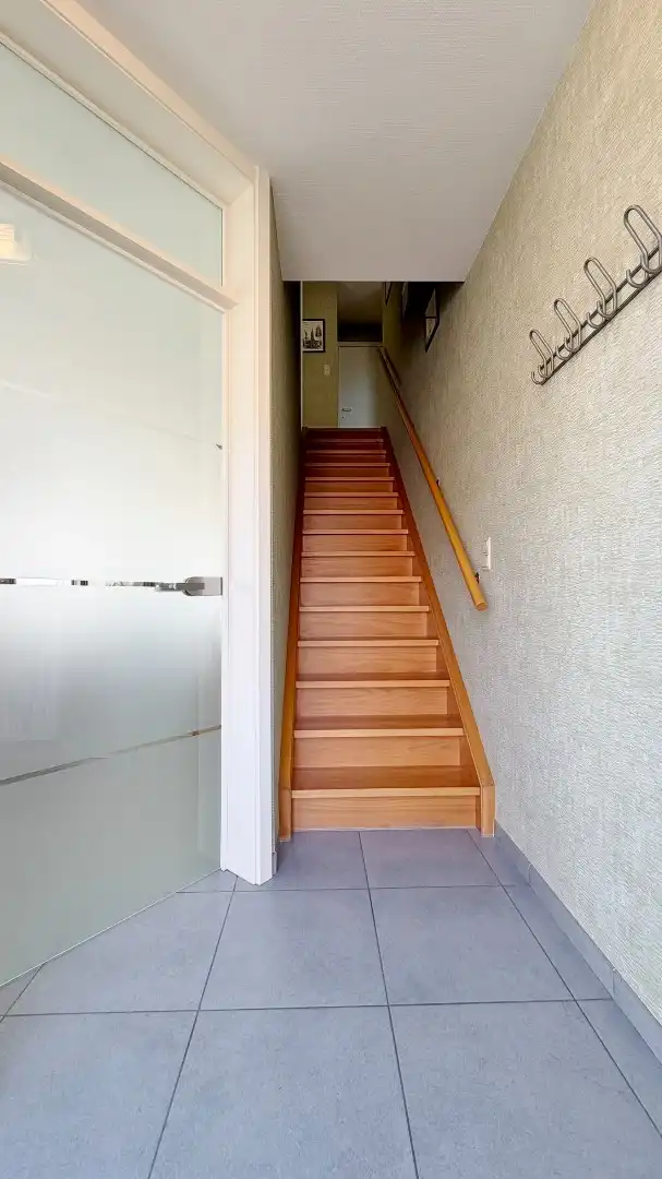 Halfopen bebouwing in rustige, kindvriendelijke straat met garage en zonnige tuin.  foto 2