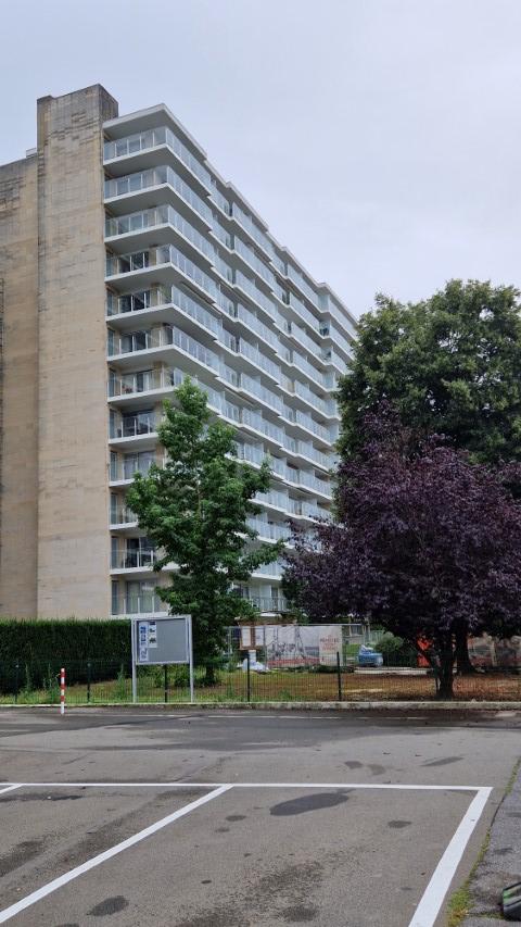 Aan de rand van centrum Tienen, een welgelegen APPARTEMENT van 70 m², met 2 slaapkamers,  kelder en garage. foto 1