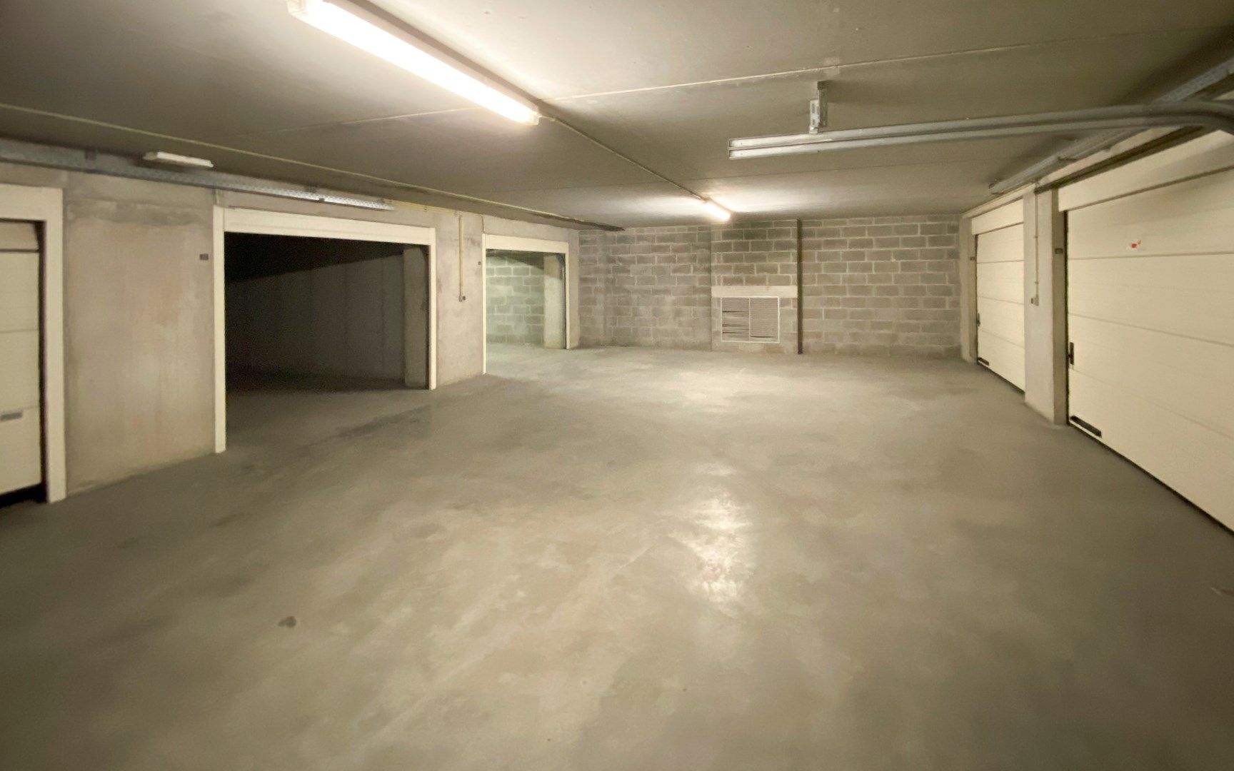Garagebox  gelegen vlakbij de Zeedijk ter hoogte van het Driehoeksplein. foto 4