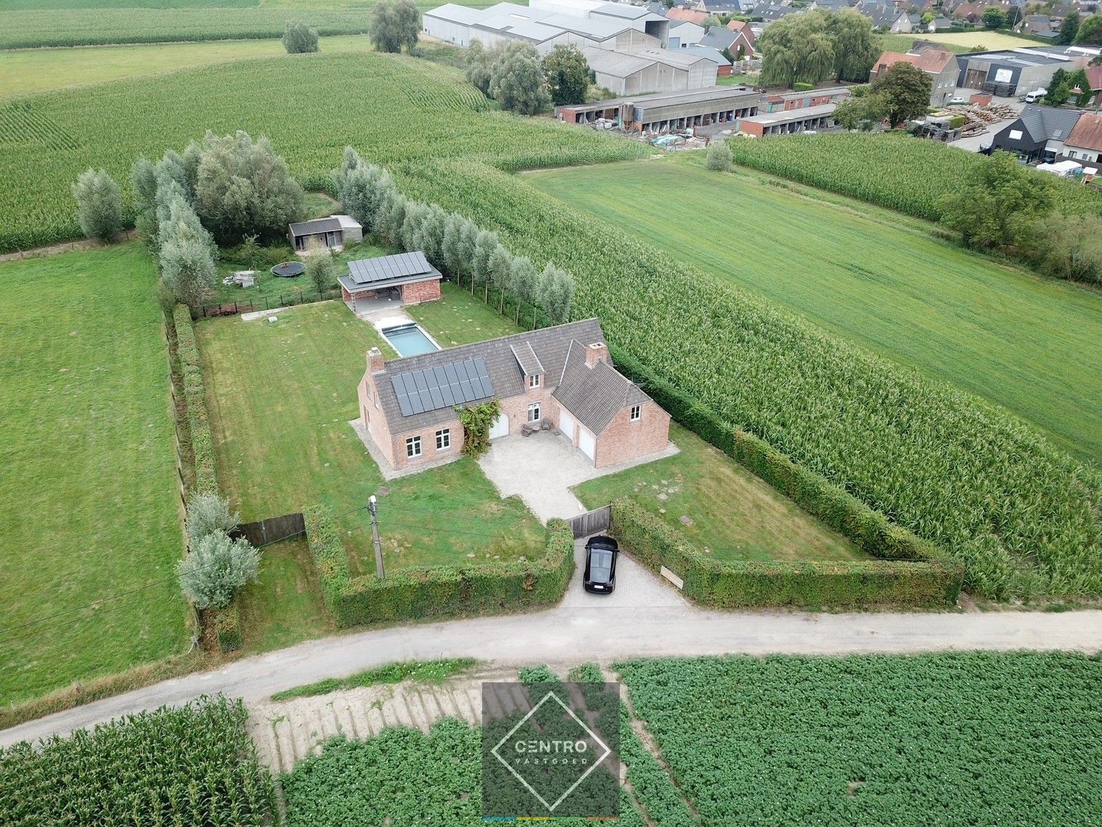 Prachtige LANDELIJKE VILLA in pastorijstijl (EPC-score B) met zwembad en weide achteraan op een perceel van 2.730m² te IZEGEM ! foto 1