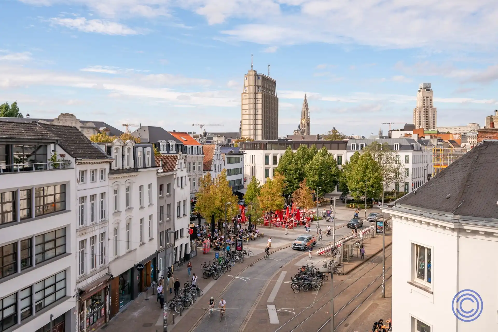 Lichtrijk stadsappartement met maatwerk en uniek zicht aan het Mechelseplein foto 5