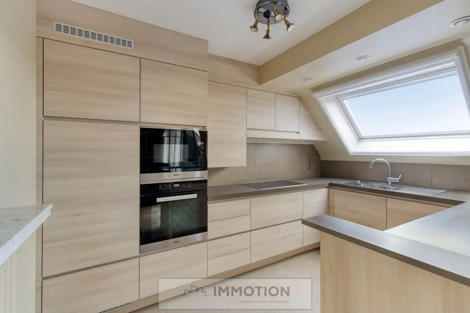 Ruim duplexappartement met dubbele garage in Kortrijk foto 11