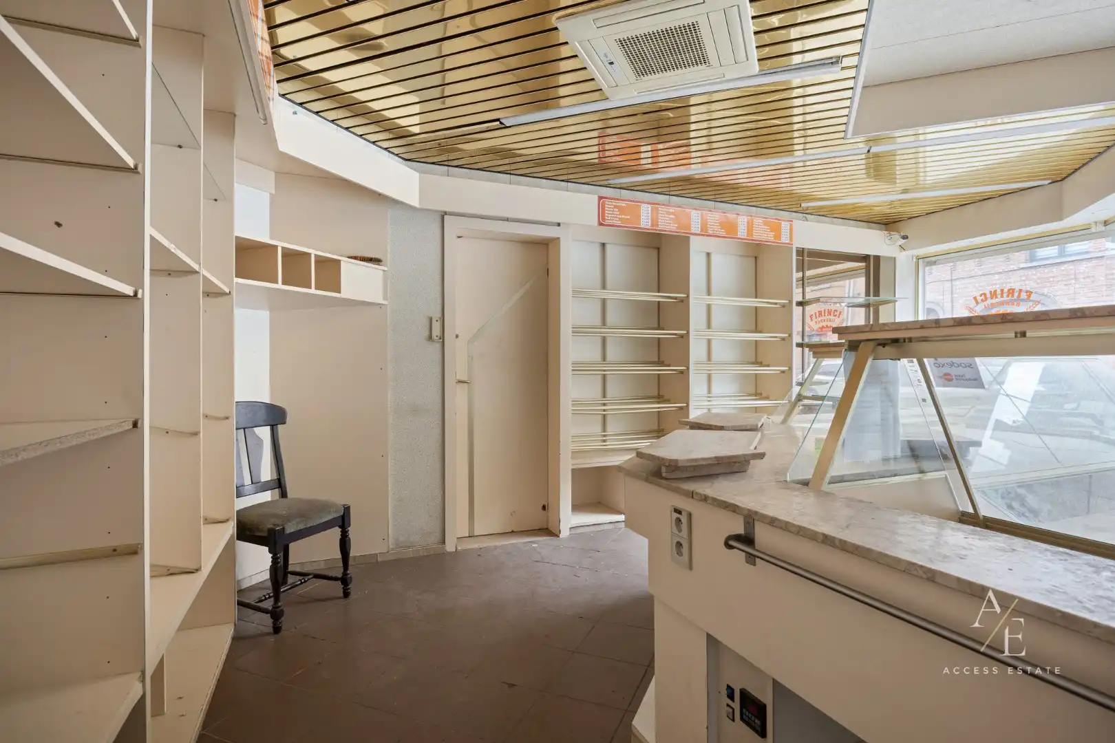 Veelzijdig te renoveren eigendom met tuin en 2 garages en achterdoorgang in Temse foto 7