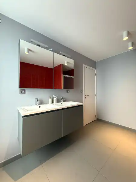 Moderne lage-energiewoning met mooie tuin en garage in een rustige woonwijk foto 12