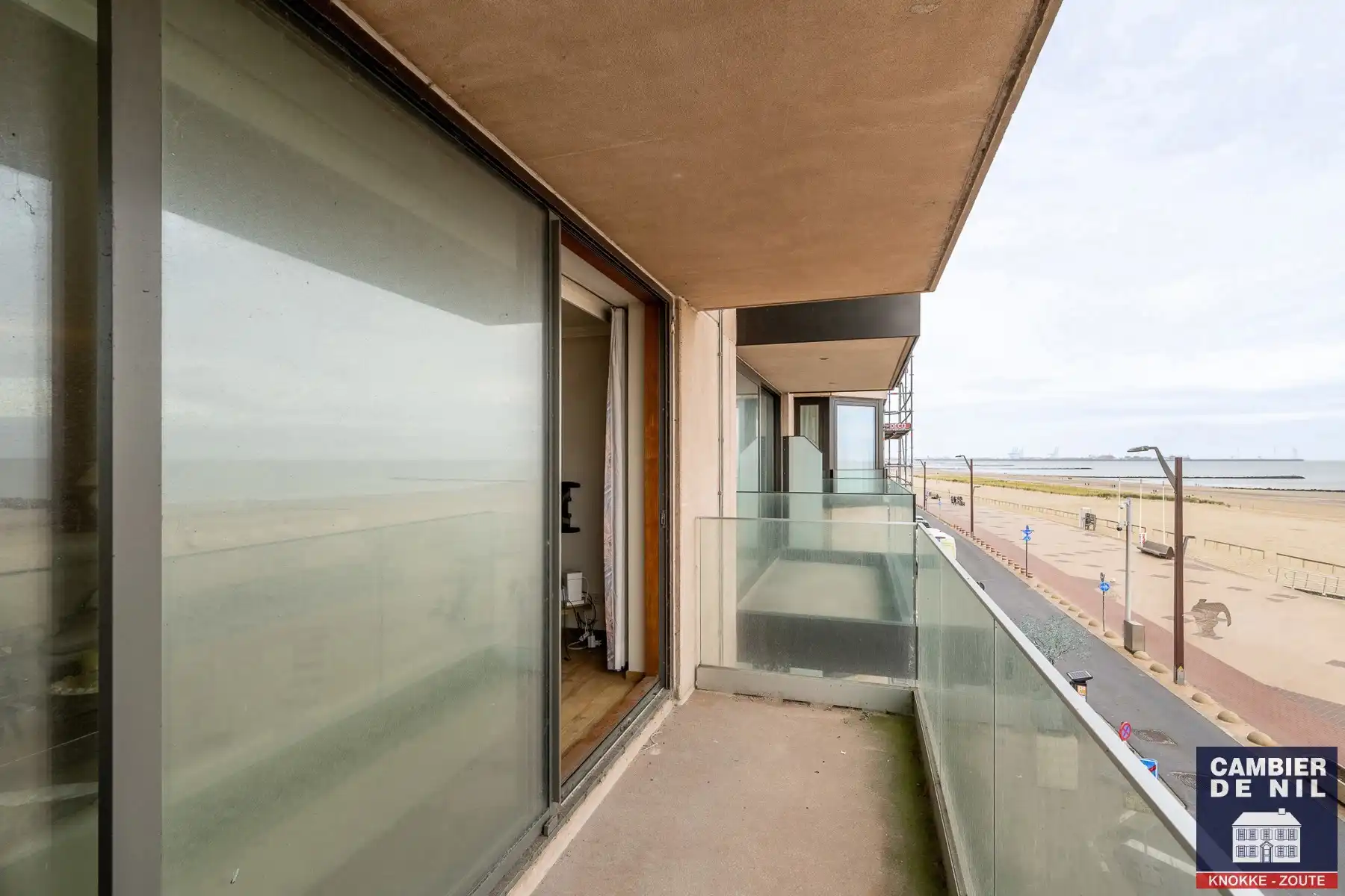 Gemeubeld appartement met frontaal zeezicht aan het Vanbunnenplein foto 29