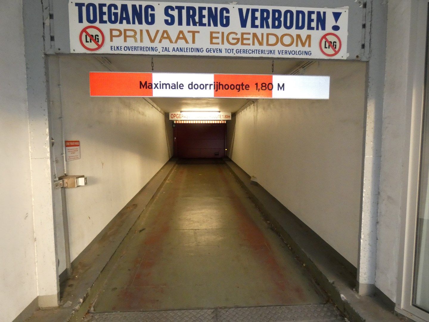 Autostaanplaats in parkingcomplex 'Parking Centrum' in hartje Oostende  foto 3