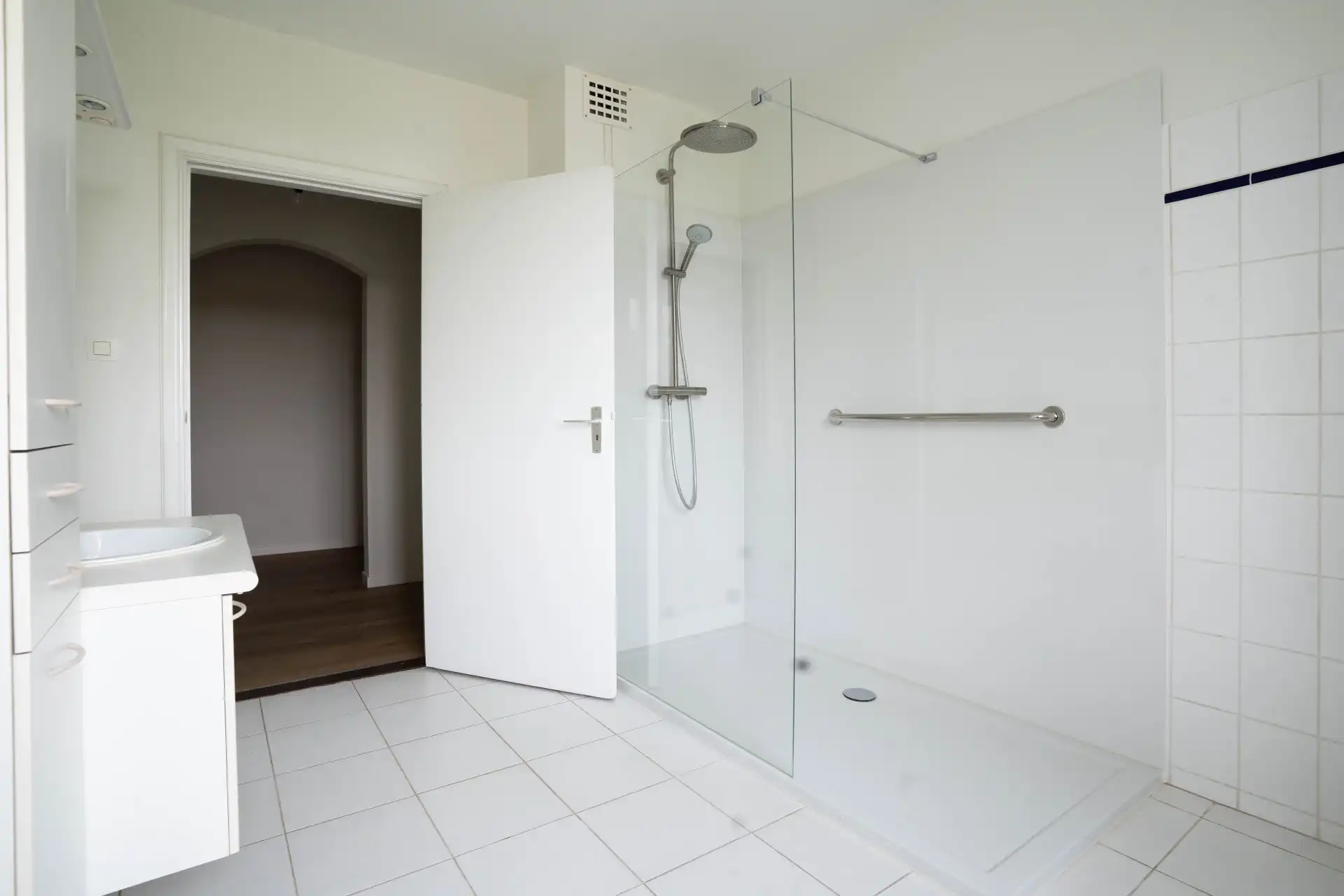 Licht en ruim hoekappartement met drie slaapkamers en garage foto 19