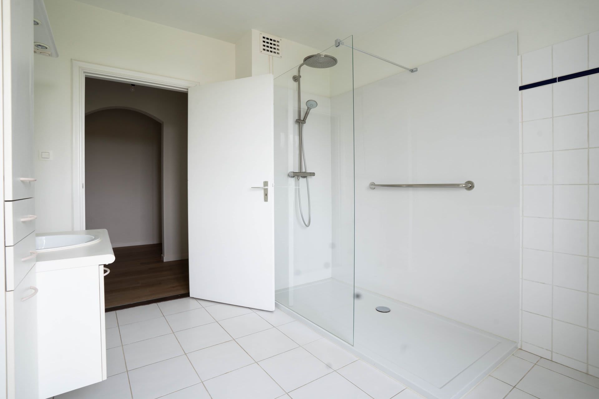 Licht en ruim hoekappartement met drie slaapkamers en garage foto 19