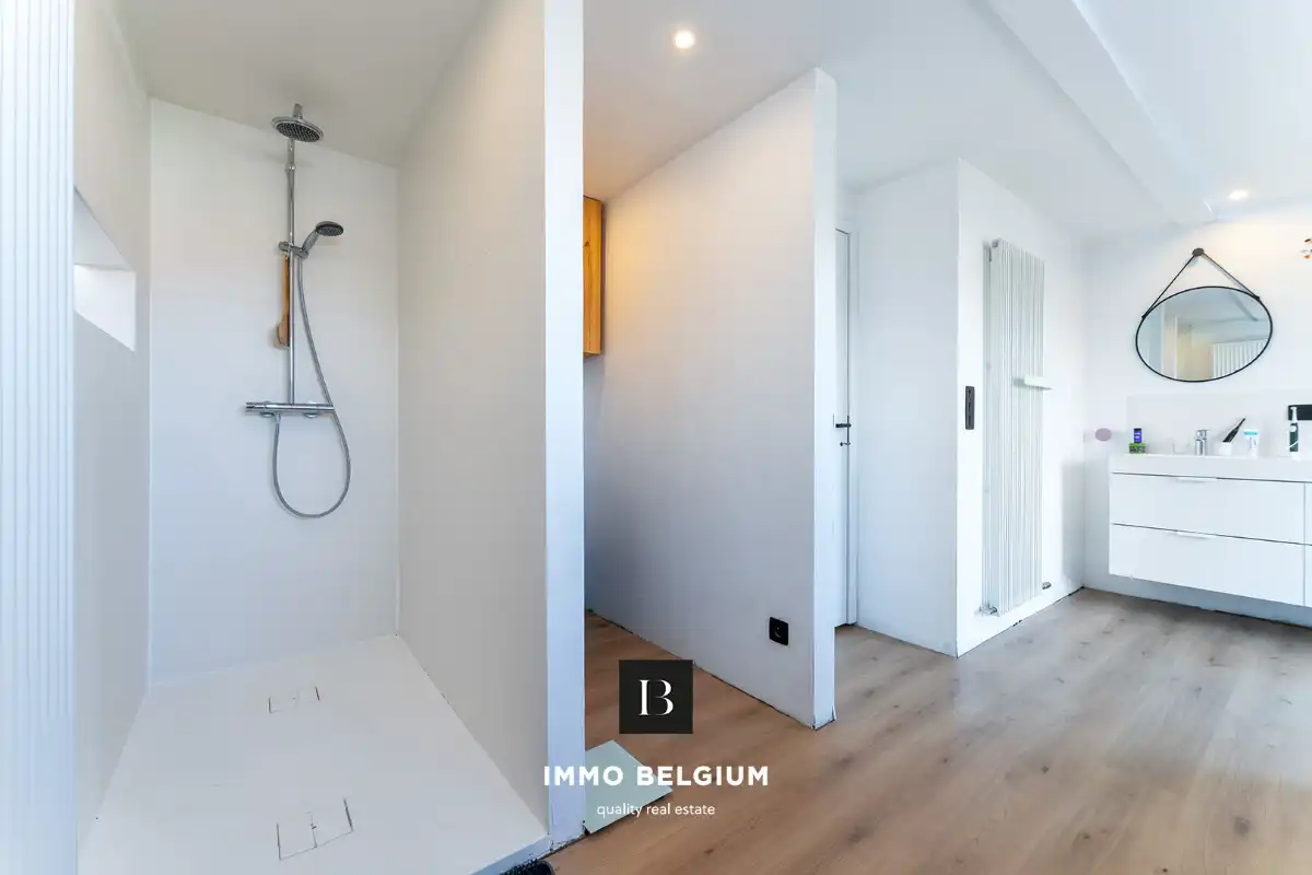 Ruime gerenoveerde woning met 4 slaapkamers in het centrum foto 20