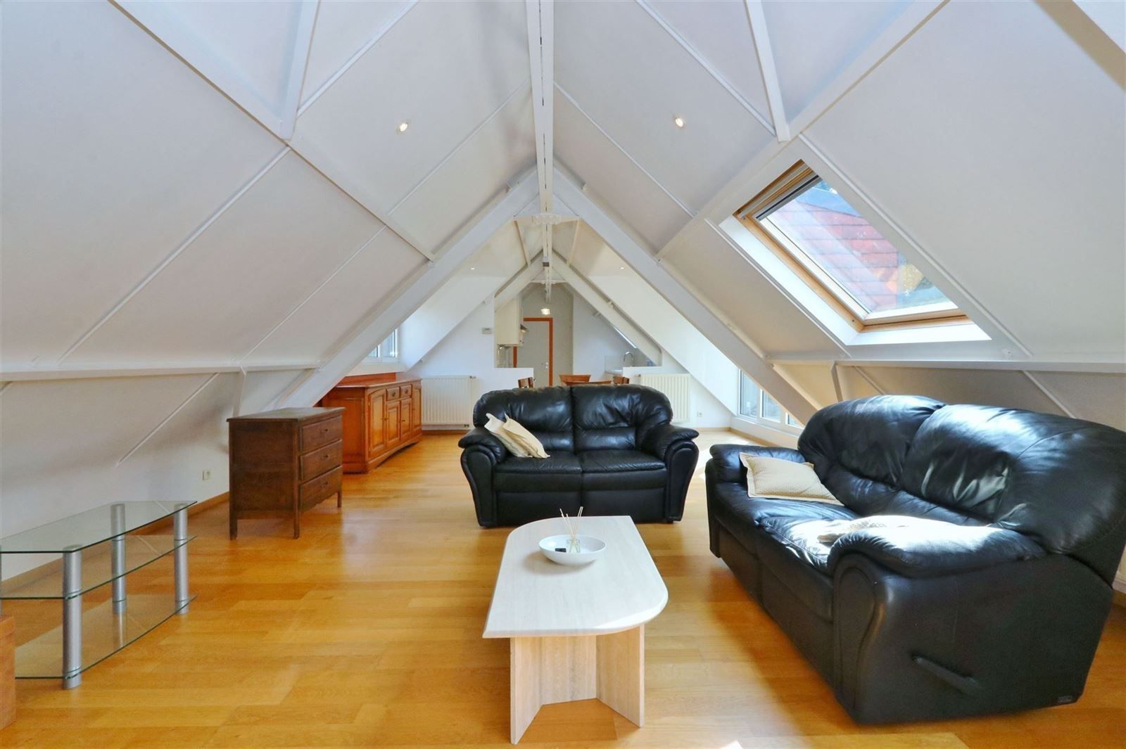 Appartement met 2 slaapkamers + garagebox te Buizingen  foto 2