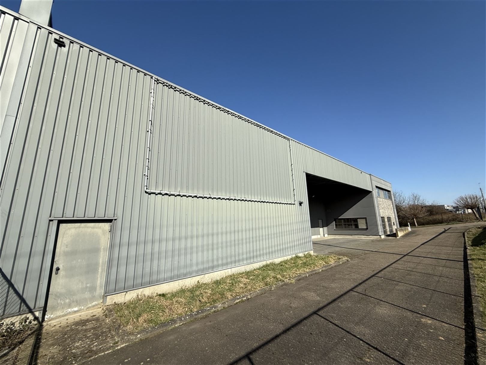 Polyvalent bedrijfsgebouw foto 4