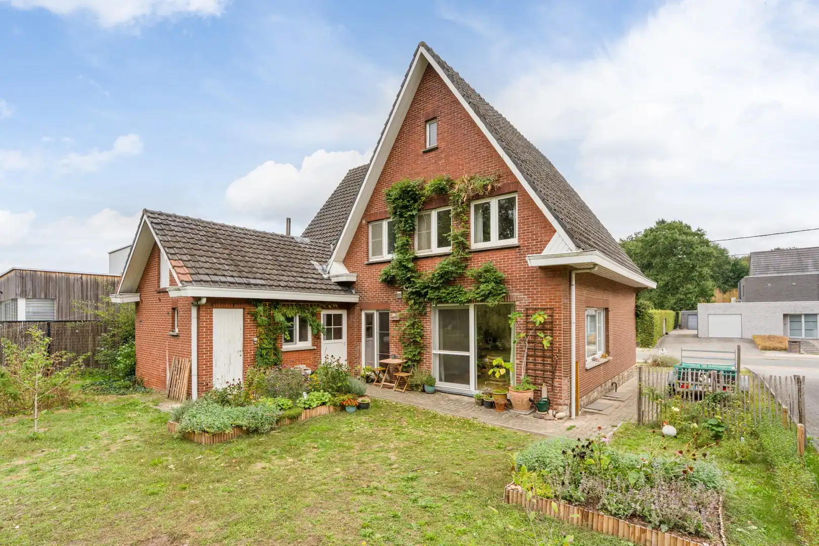 Hoofdfoto van de publicatie: Karaktervolle, deels gerenoveerde gezinswoning op riant perceel van 10a 33ca in Houthalen-Helchteren 🏡✨