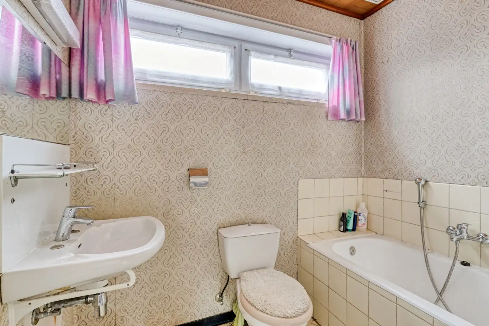 Rustig gelegen halfopen bebouwing met renovatiepotentieel op toplocatie in Sint-Eloois-Winkel, 3 slaapkamers foto 9