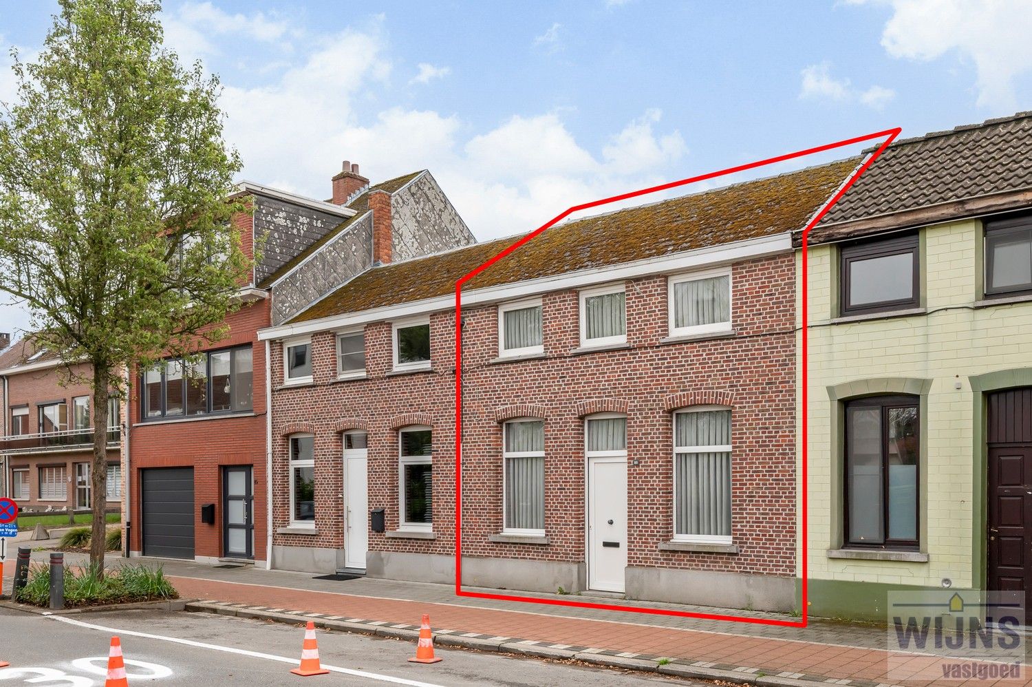 TE RENOVEREN WONING MET ACHTERUITGANG IN HET CENTRUM VAN EMBLEM foto 2