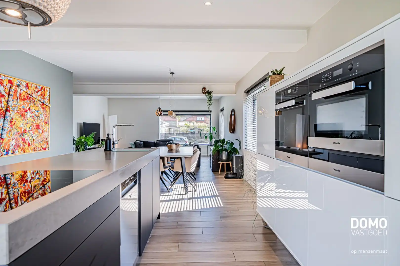 INSTAPKLARE GEZINSWONING MET 3 SLAAPKAMERS, EPC-LABEL A EN ZONNIGE TUIN IN KERMT foto 3
