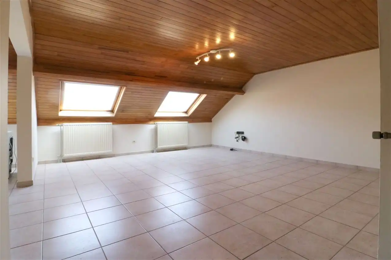 Gezellig dakappartement, grote leefruimte, 1 slpk. en garage  foto 3