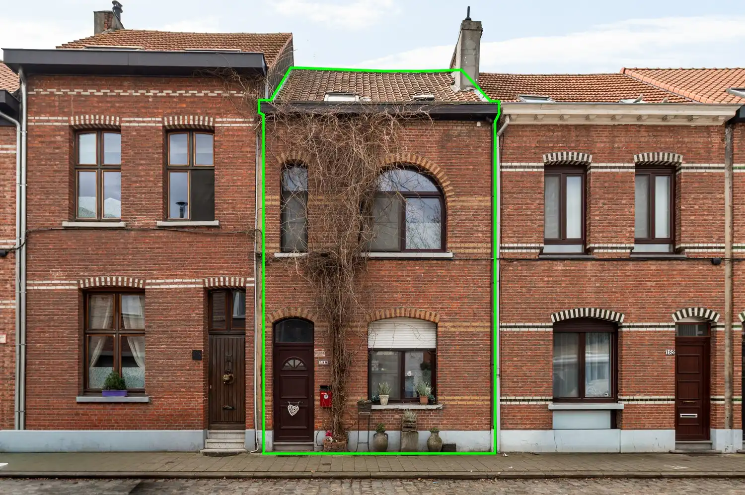 Hoofdfoto van de publicatie: Gedeeltelijk te renoveren rijwoning met 3 slaapkamers, tuin en veel potentieel in Merksem!