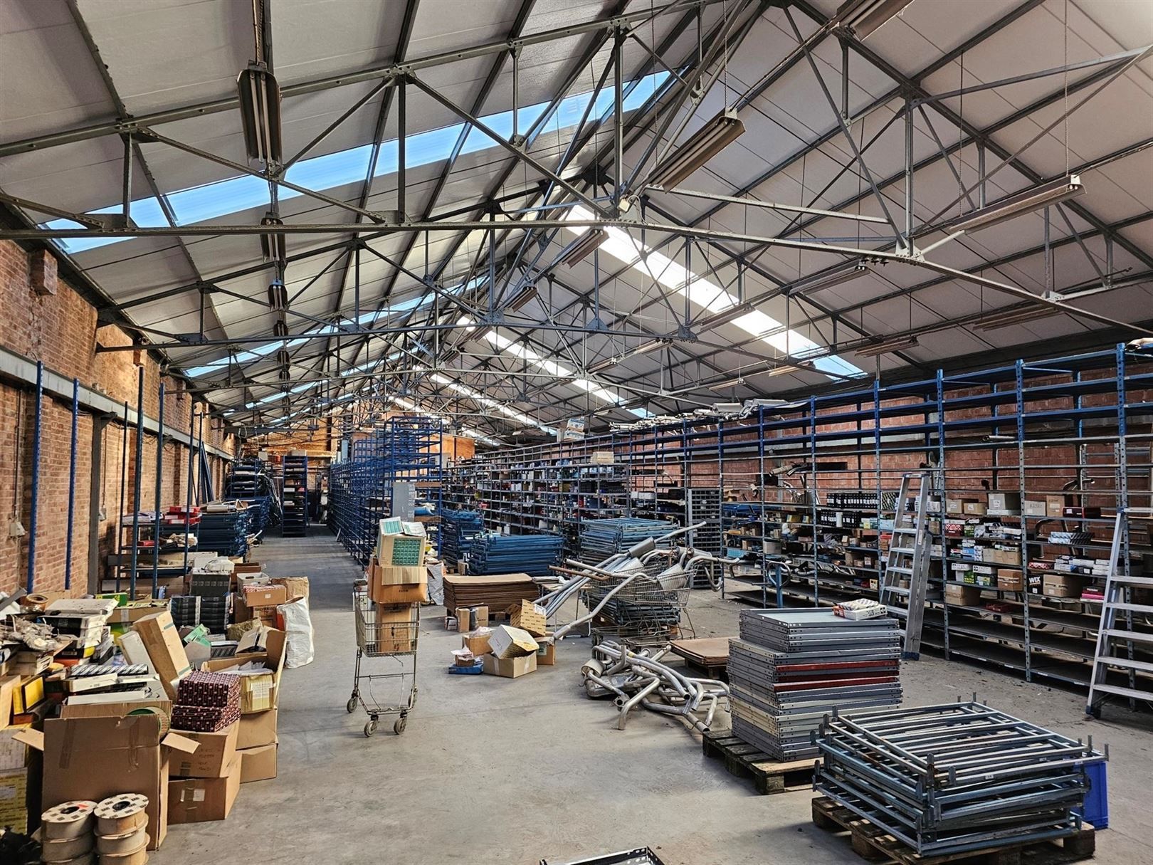 Ruime loods van 800 m² voorzien van sanitair en kitchenette. foto 2