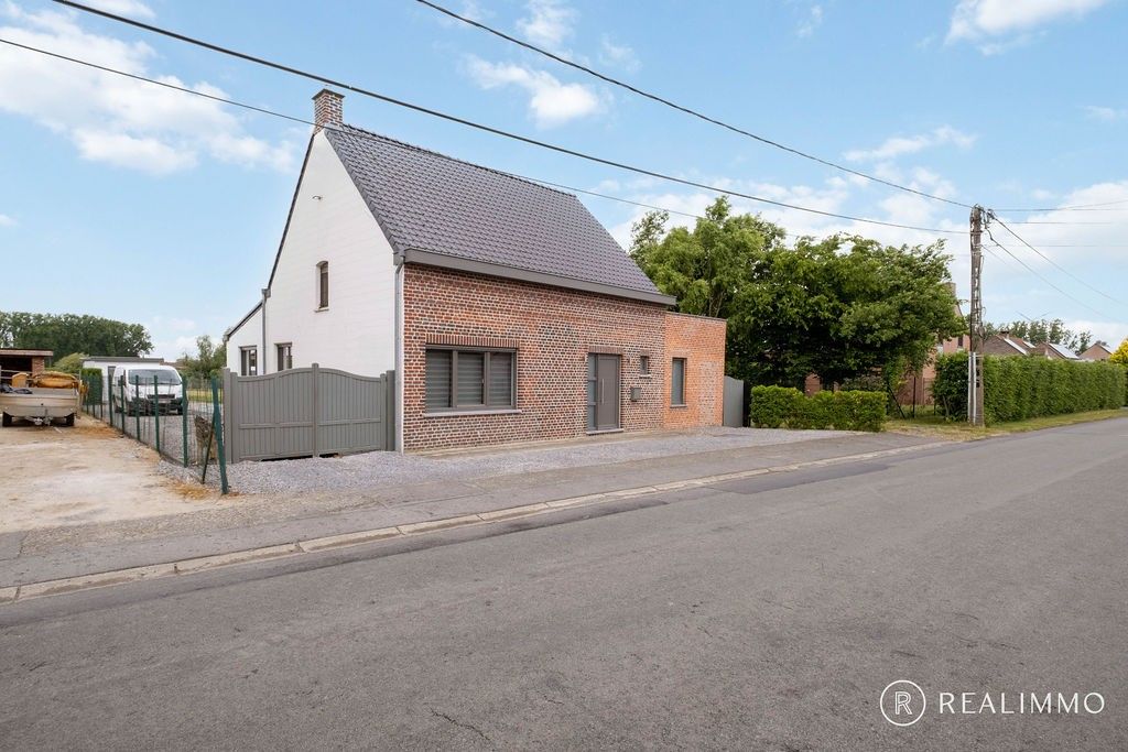 Volledig gerenoveerde woning op ruim perceel! foto 2