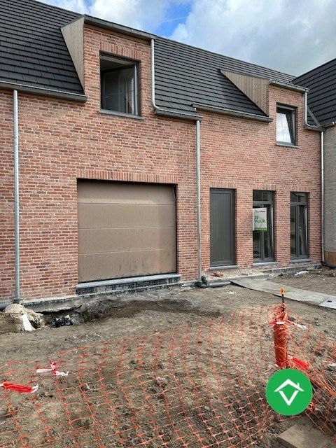 Moderne nieuwbouw tussenwoning met drie slaapkamers en garage in Moere foto {{pictureIndex}}