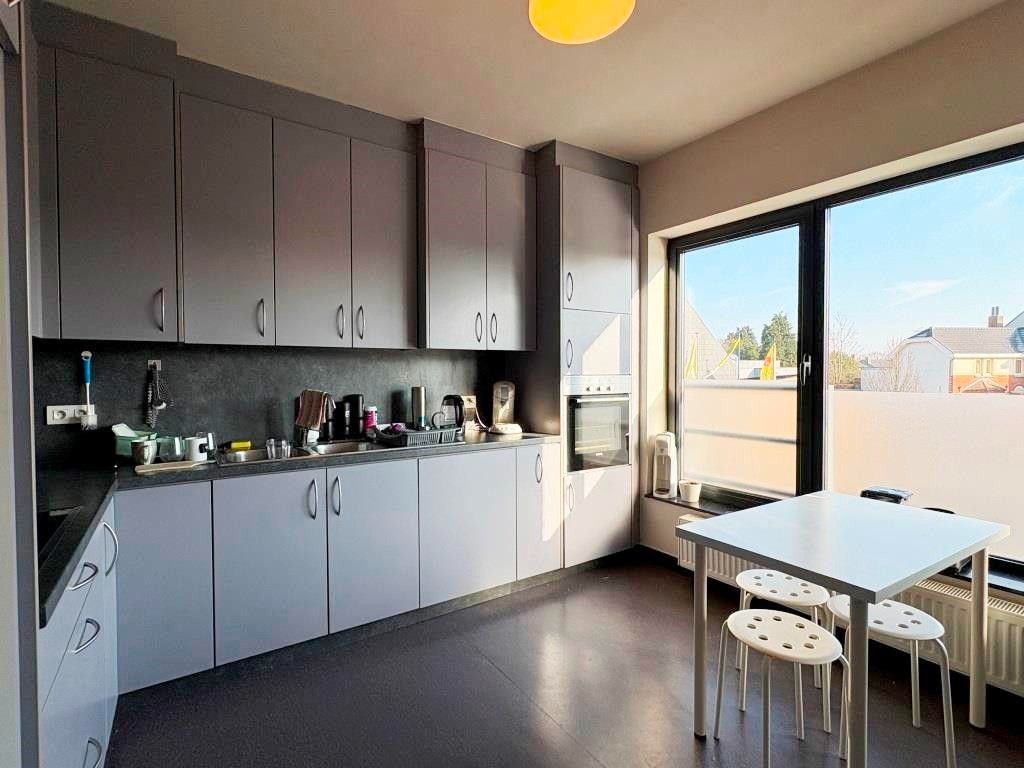 Duurzaam en sterk visueel gelegen kantoorgebouw met 3 standplaatsen en groot bovenliggend appartement. foto 19