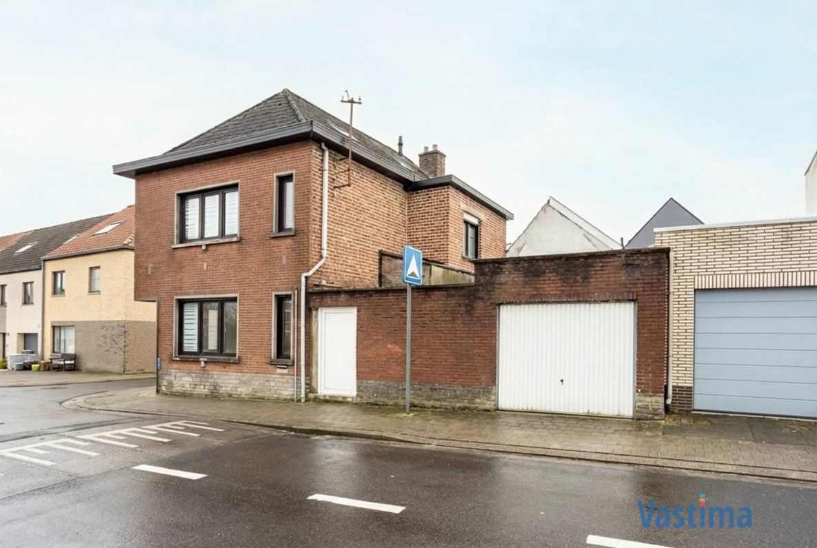 Te renoveren gezinswoning met potentieel op een gunstige locatie foto 2
