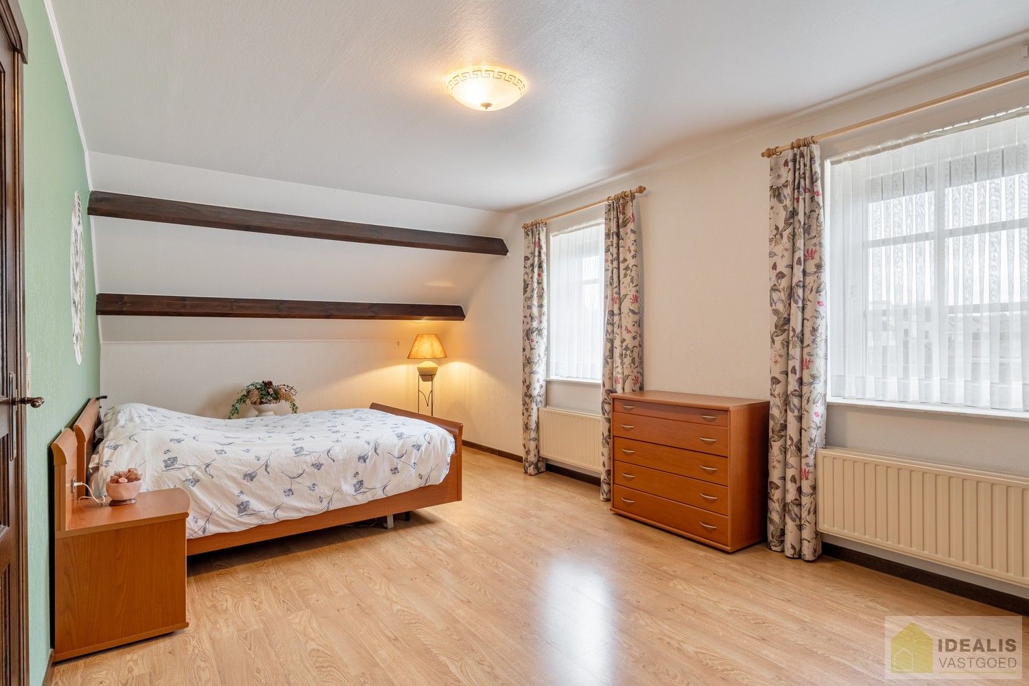 RUIME, INSTAPKLARE EN ENERGETISCH AANGEPASTE WONING VOORZIEN VAN 15 ZONNEPANELEN EN ZONNEBOILER. RIANTE WOONKAMER, KNAPPE KEUKEN, APART BUREEL, APARTE HOBBYRUIMTE, FIJNE WASPLAATS, 4 SLAAPKAMERS, 2 BADKAMERS EN INPANDIGE GARAGE! foto 41