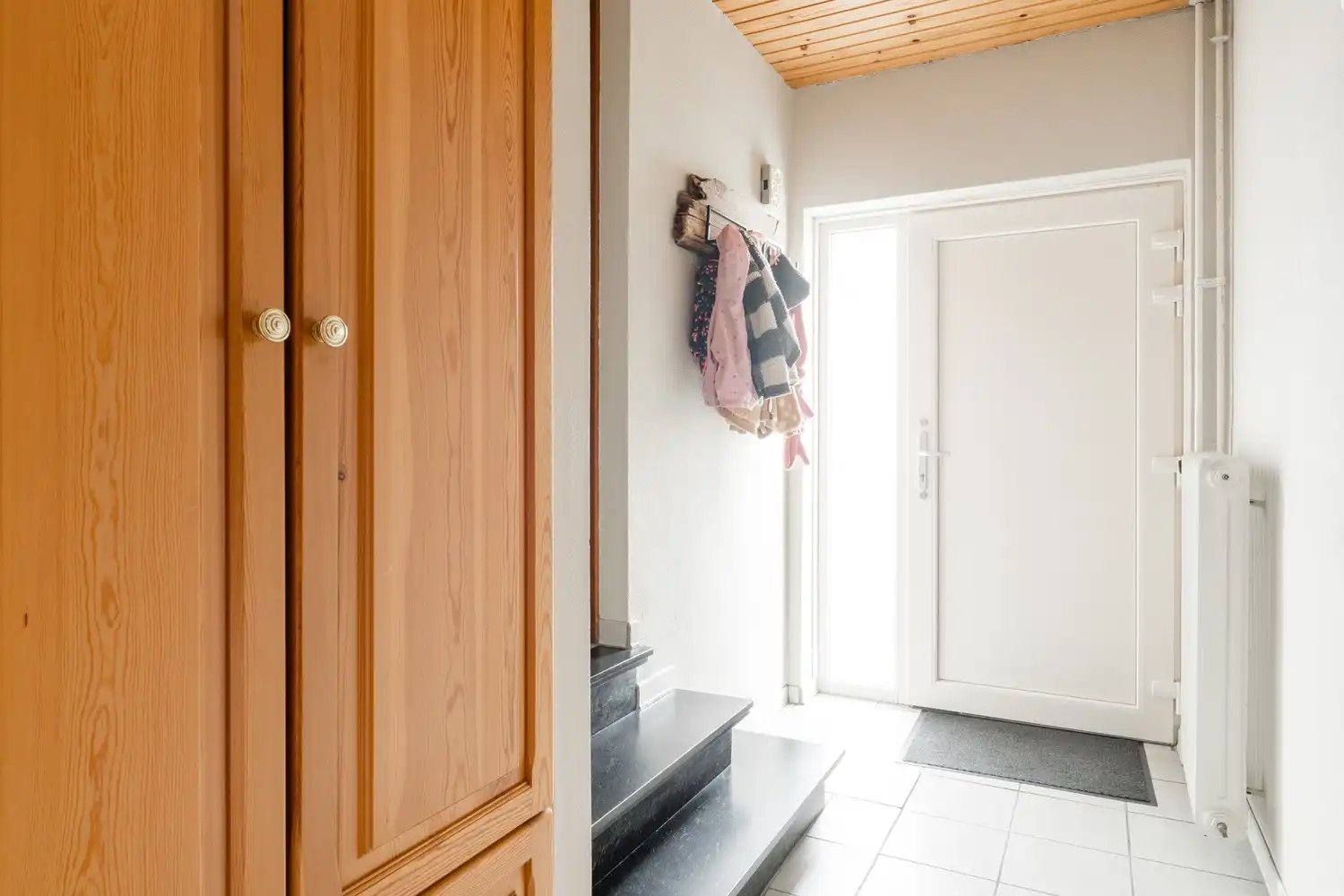 Instapklare  gezinswoning op ruim hoekperceel van 784 m² foto 2