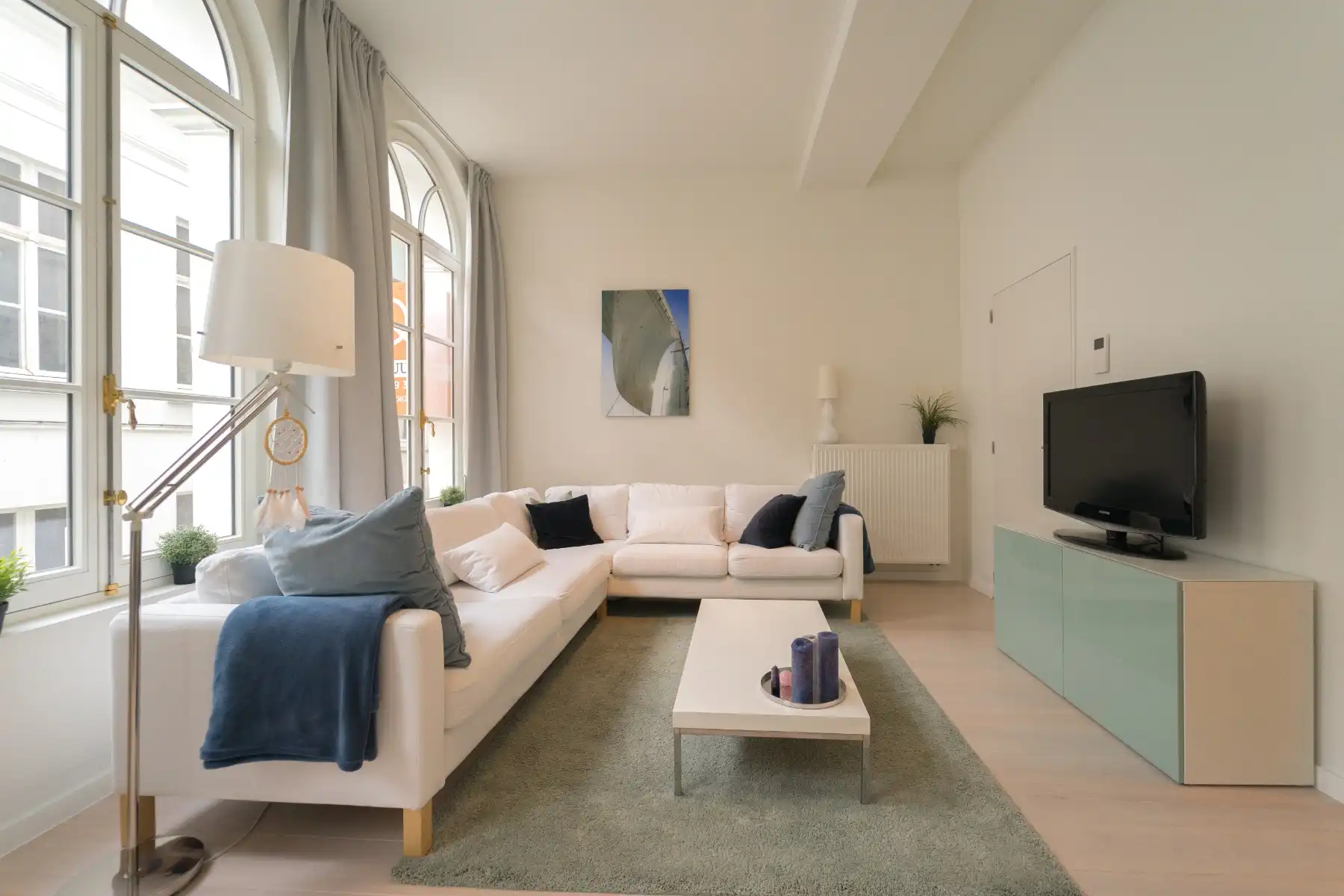 Ruime woning met bureel op gelijkvloers & 4 terrassen in hartje Gent foto {{pictureIndex}}