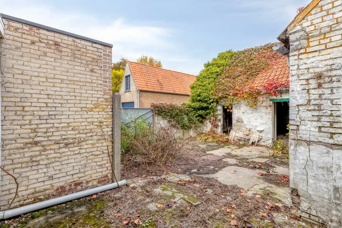 Te renoveren woning met magazijn en tweede oprit! foto 14