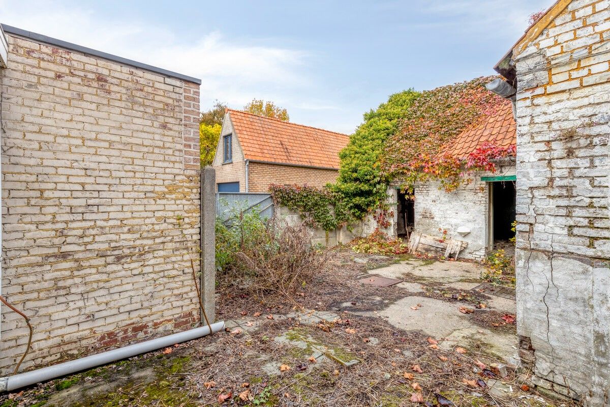 Te renoveren woning met magazijn en tweede oprit! foto 15