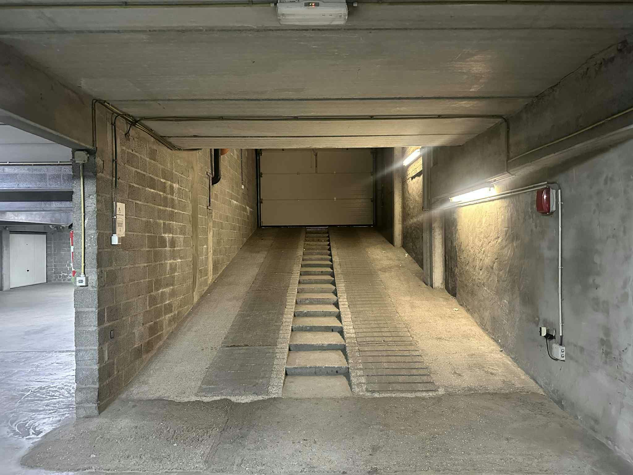 Gesloten garagebox te koop op topligging in Middelkerke! foto 6
