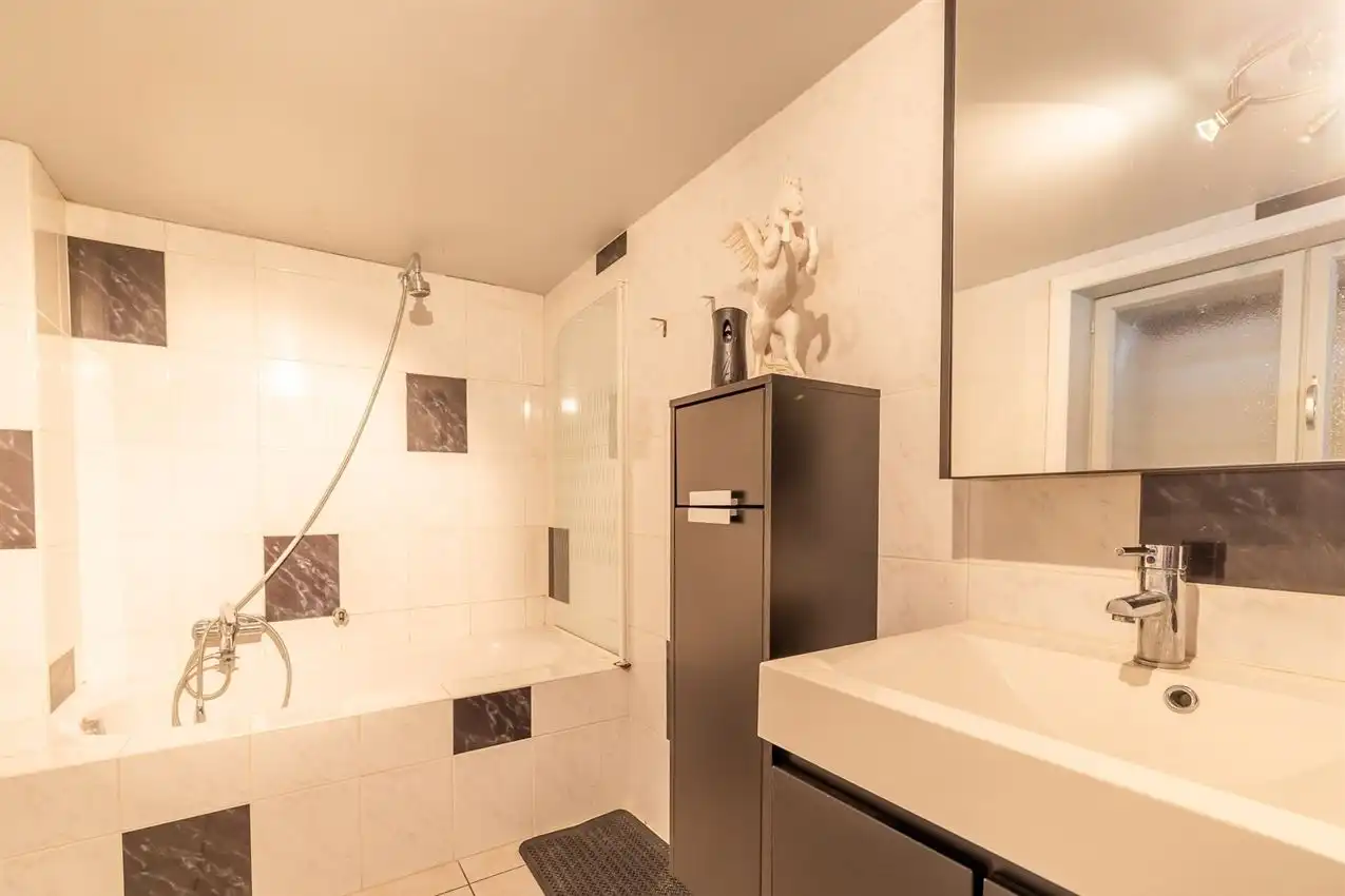 Grote tuin, zee aan ruimte en tot 5 slaapkamers foto 32