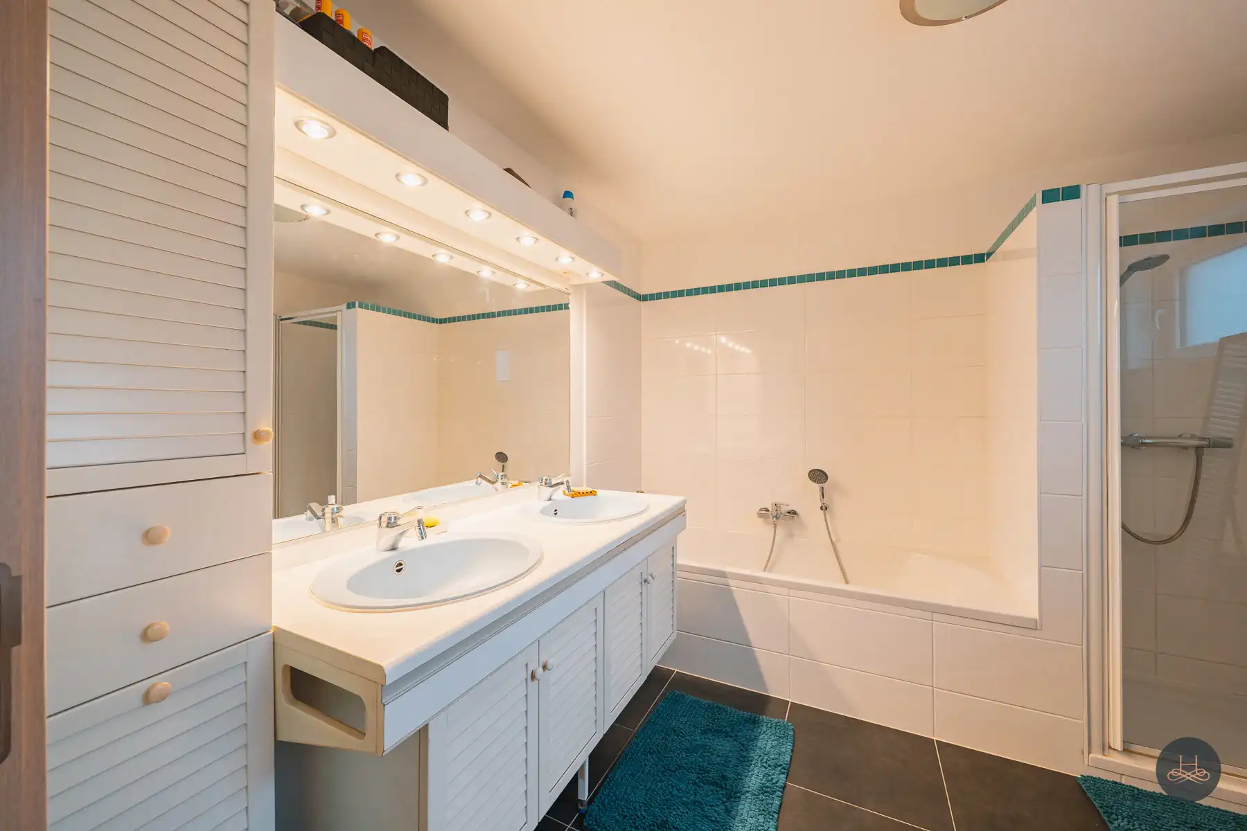 Charmante, halfopen, gerenoveerde woning met 3 staanplaatsen foto 15