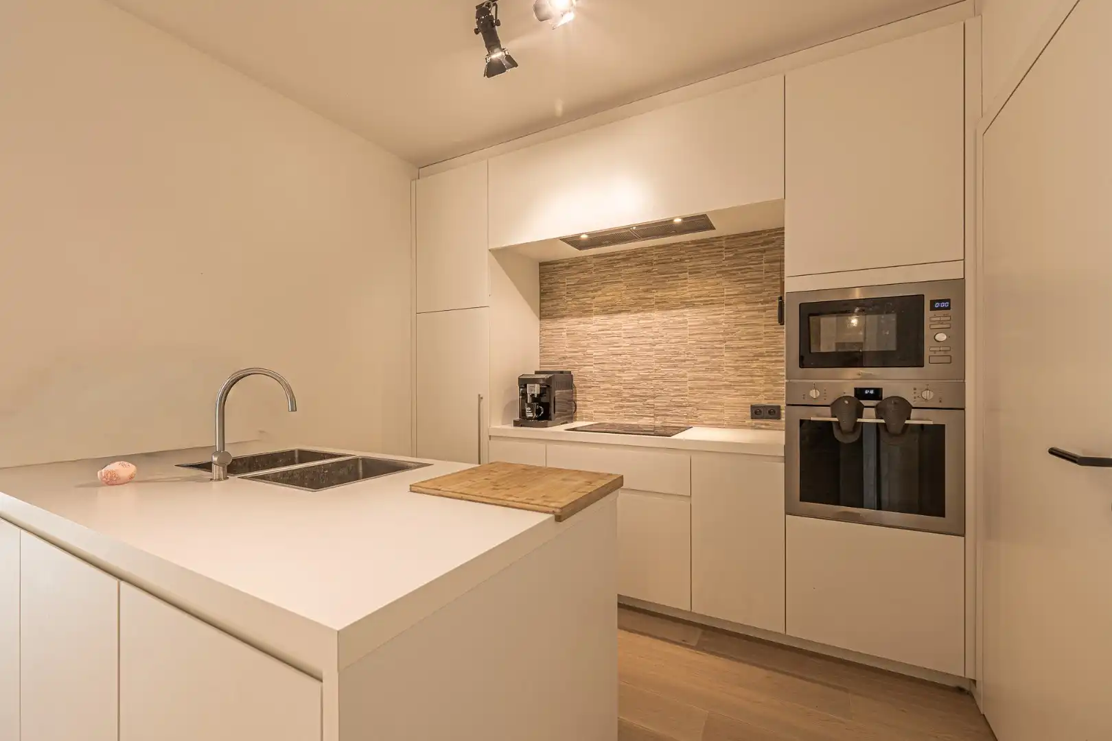 Recent, instapklaar appartement met overdekte staanplaats aan de Broeltorens in Kortrijk foto 12