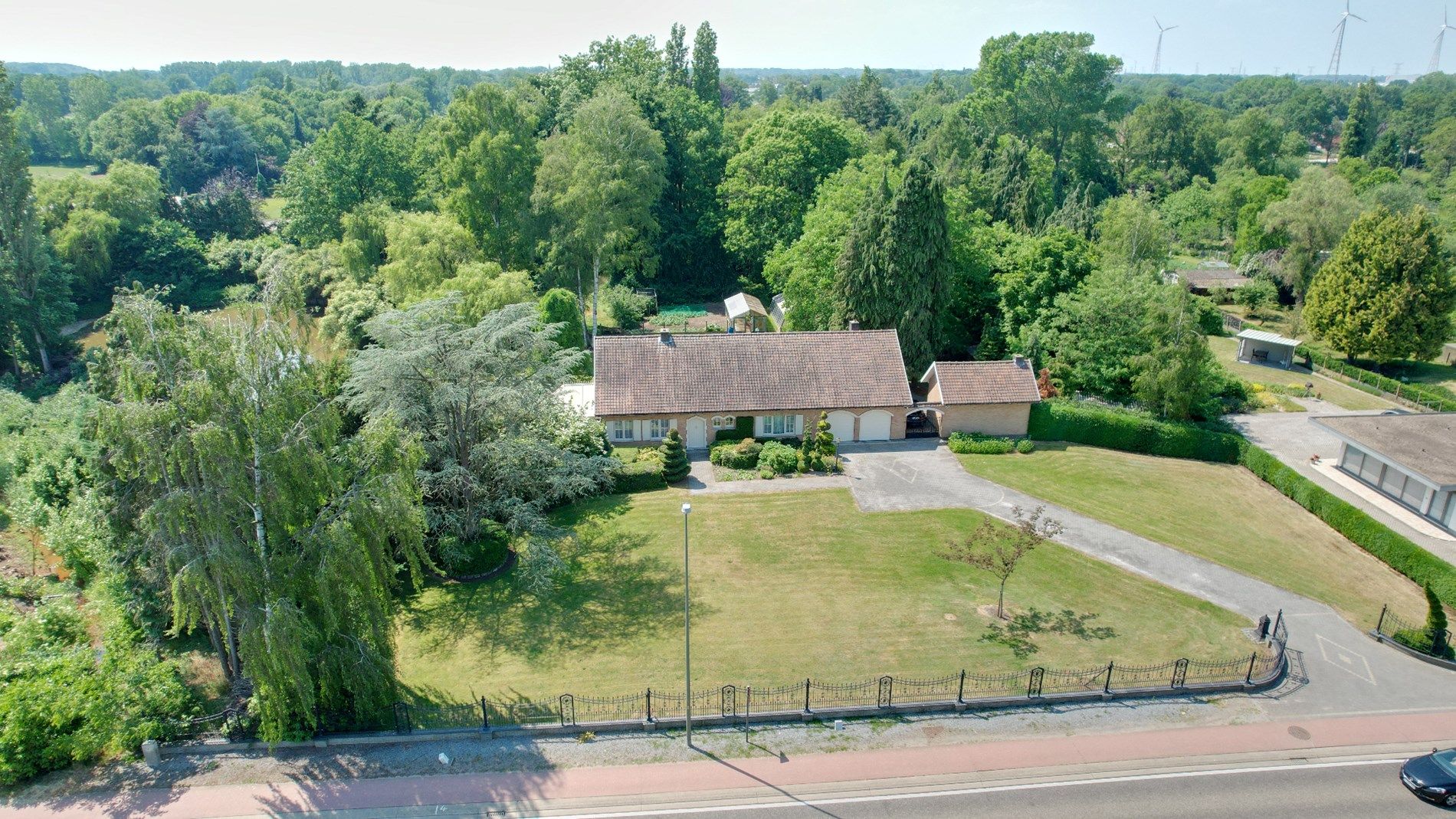 Prima onderhouden landhuis met 2 slaapkamers op een bijzonder groot perceel van 1ha 11a 60ca foto 2