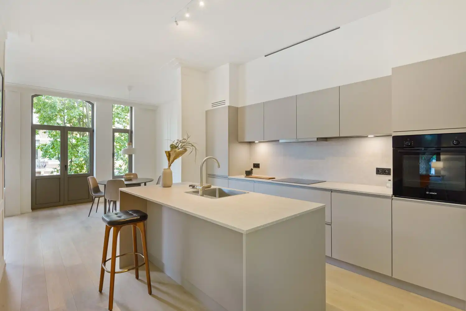 Gerenoveerd appartement met 2 slaapkamers , buitenruimte en groen zicht foto 3