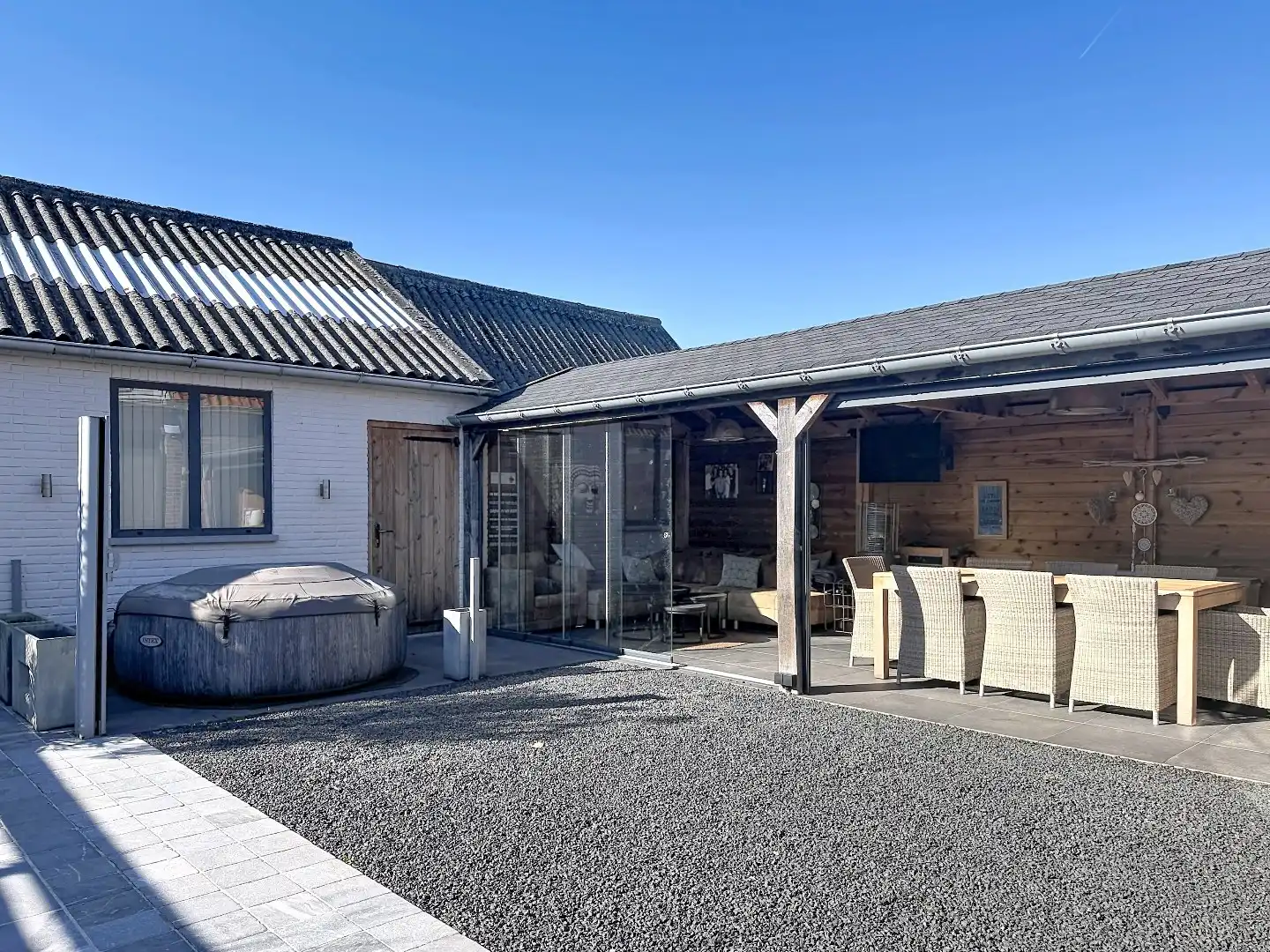 Instapklare twee-onder-een-kapwoning met uitbouw, luxe overkapping en zonnige tuin op het westen  foto 39