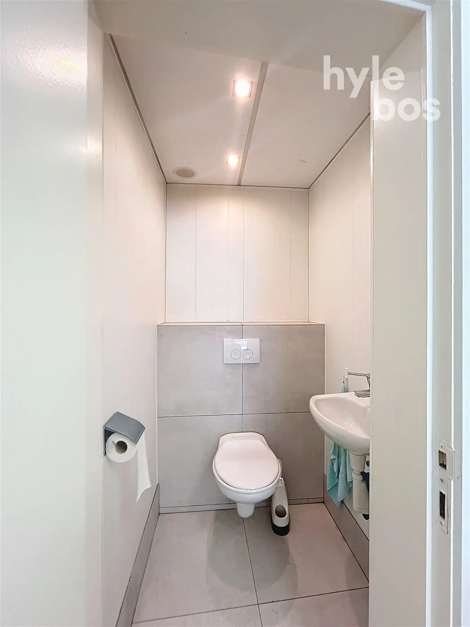 Gelijkvloers bureelruimte met kitchenette en toilet foto 5