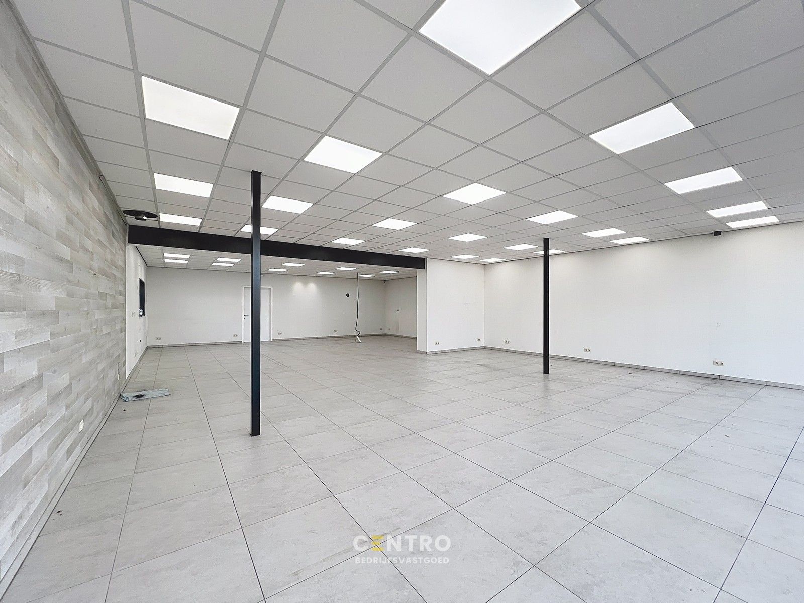 Topligging naast Tom&Co en Kwarto! Handelspand + magazijn met parkeergelegenheid langs de Westlaan in Roeselare. foto 9