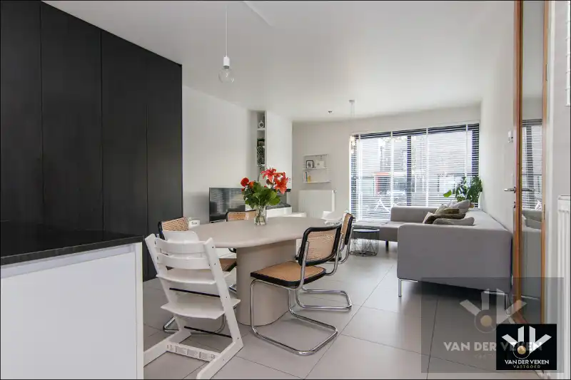 Knap ingericht, recent en lichtrijke woning met 3 ruime slpk en volledig omheinde tuin foto 3