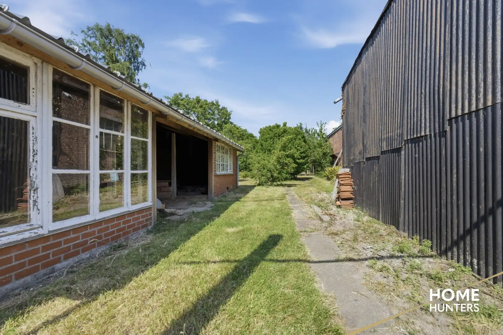 Veelzijdige eigendom met te renoveren woning en twee ruime loodsen in Langemark foto 24