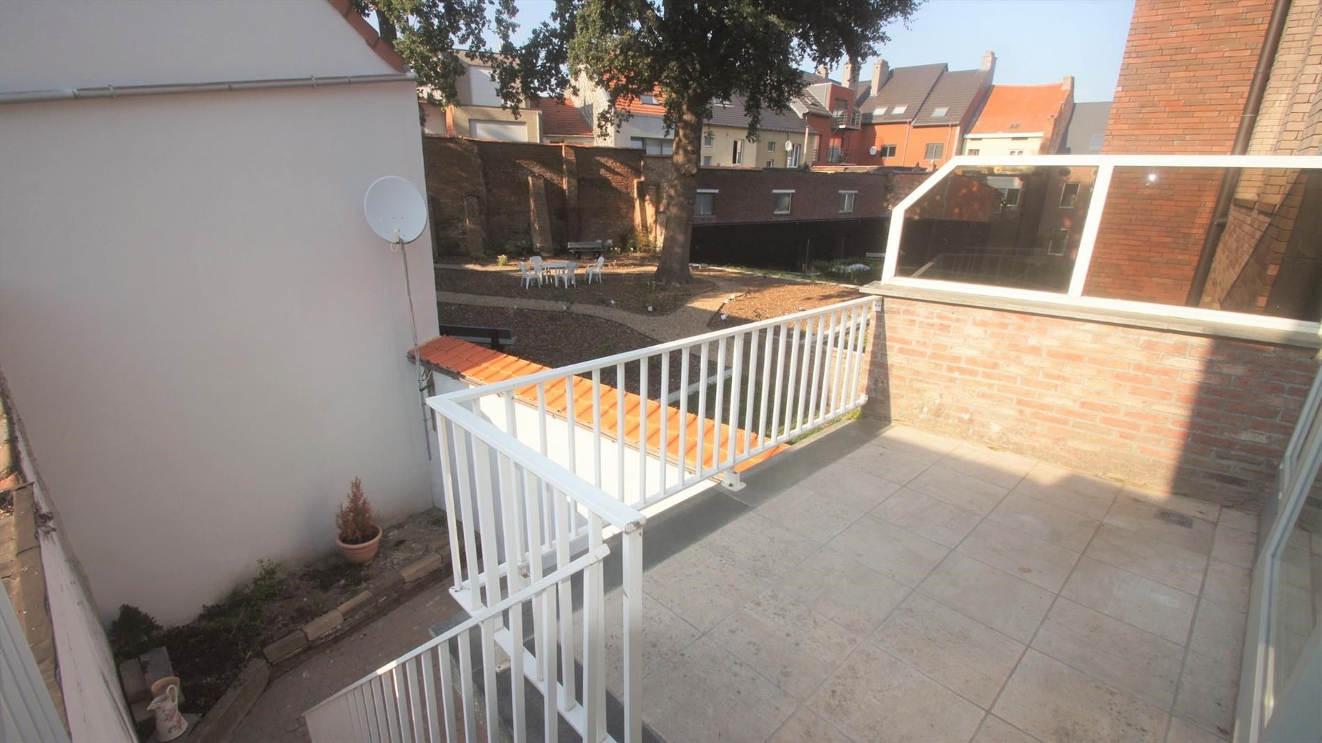 Instapklare stadswoning met 4 slpks, terras en binnenkoer foto 2