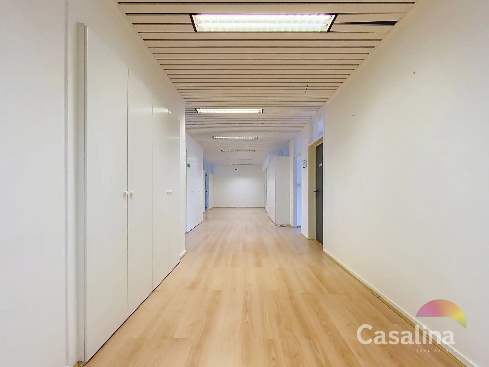 Ruime kantoorruimtes van 564 m², ideaal gelegen met parkings foto 7