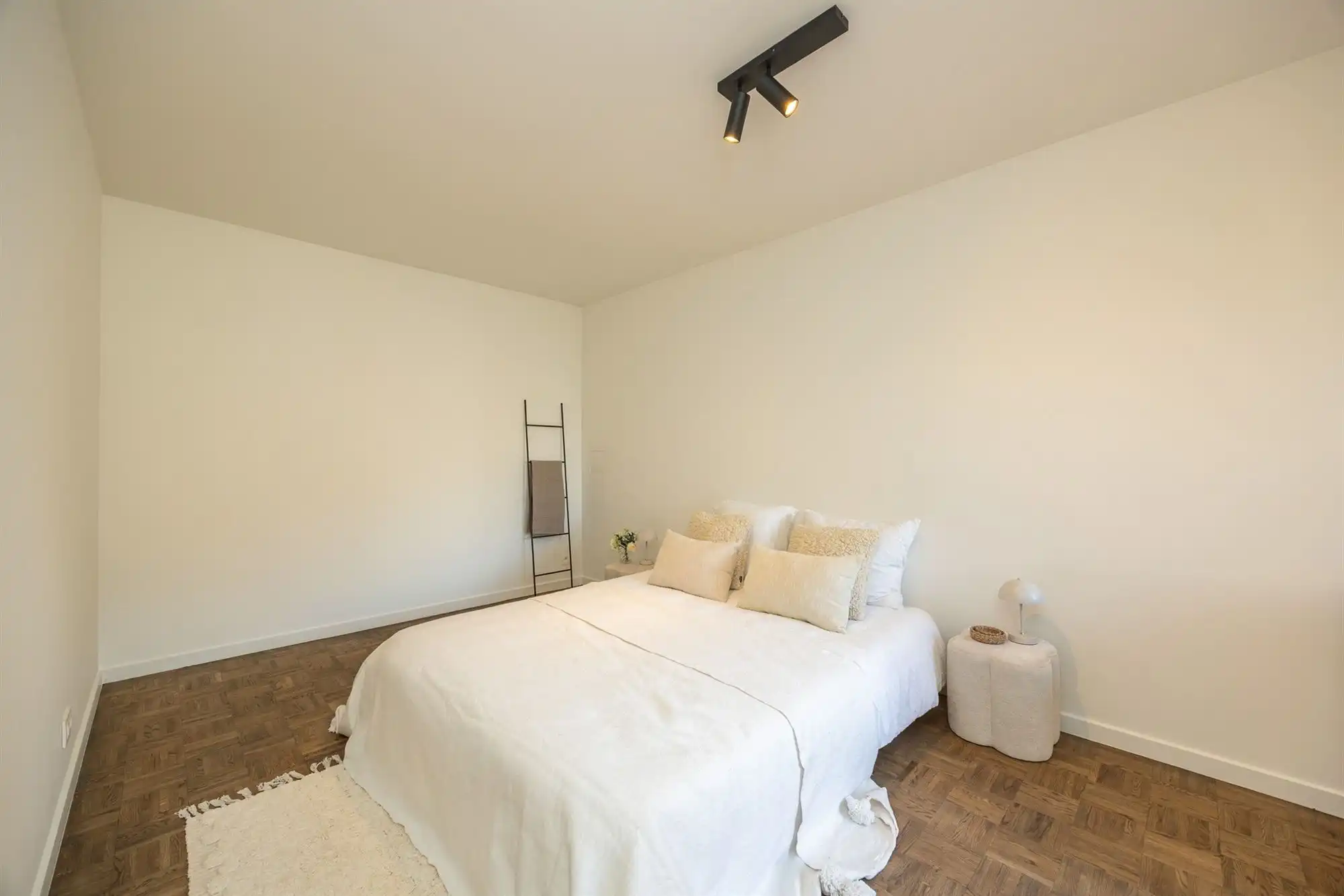 Gerenoveerd appartement met drie slaapkamers en terras foto 14