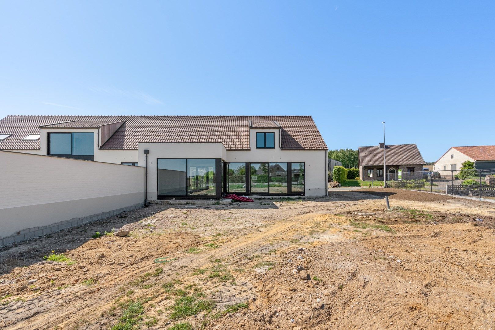 Exclusieve halfvrijstaande woning te koop na transformatie van bestaande hoeve naar 2 casco+ BEN-woningen!  foto 4