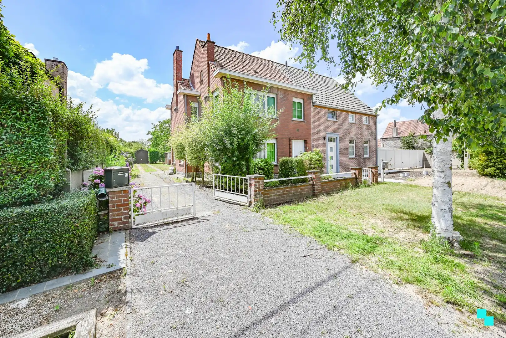 Hoofdfoto van de publicatie: Stevig gebouwde, halfopen bebouwing met tuin in Zulte