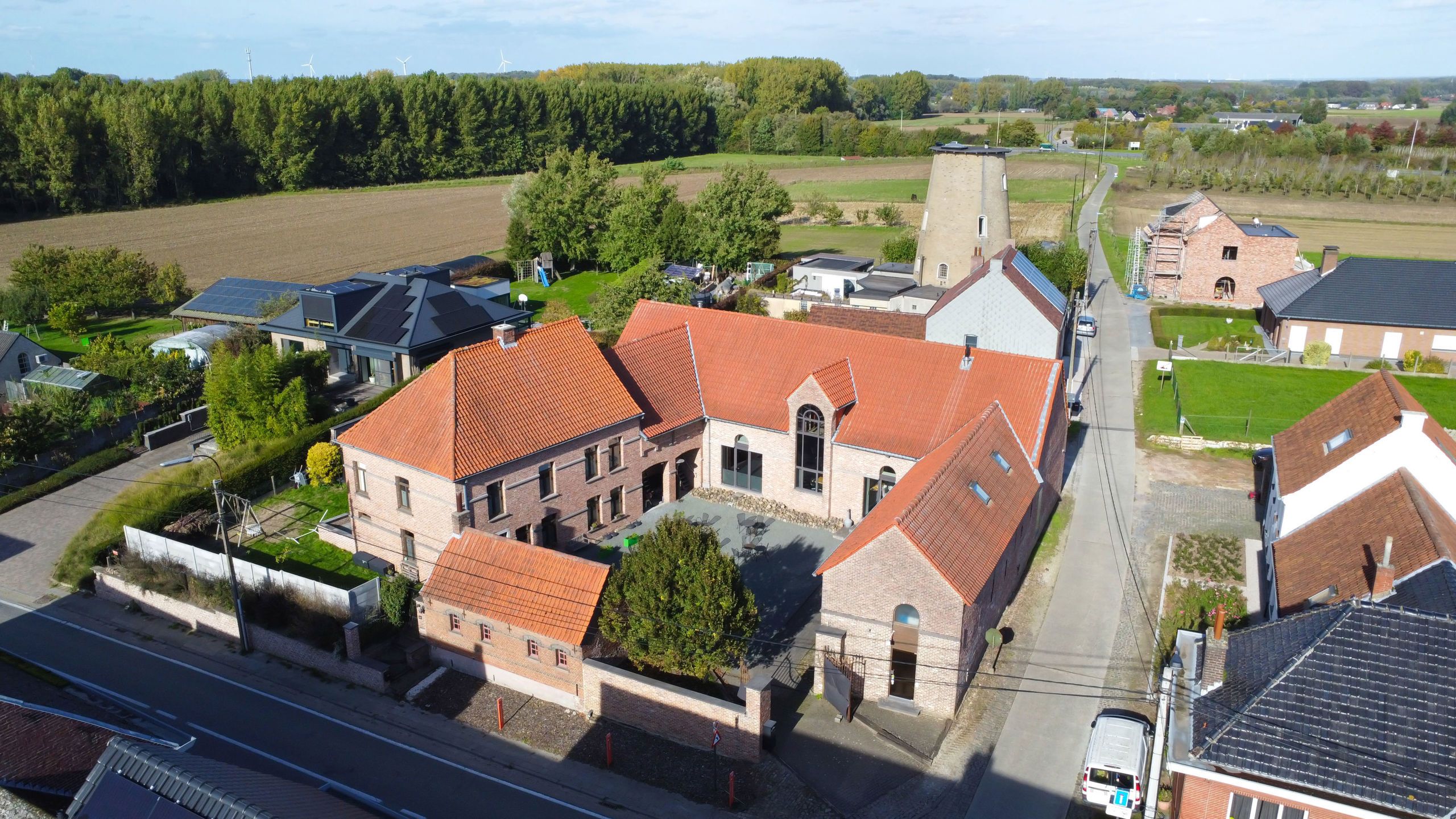 Kantoor/Praktijkruimte en Woning Beschikbaar in Oosterzele foto 1